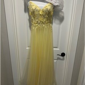 Yellow, sparkles, floor length prom dress. Sizes for 5’2” teenager. Sz 4-6